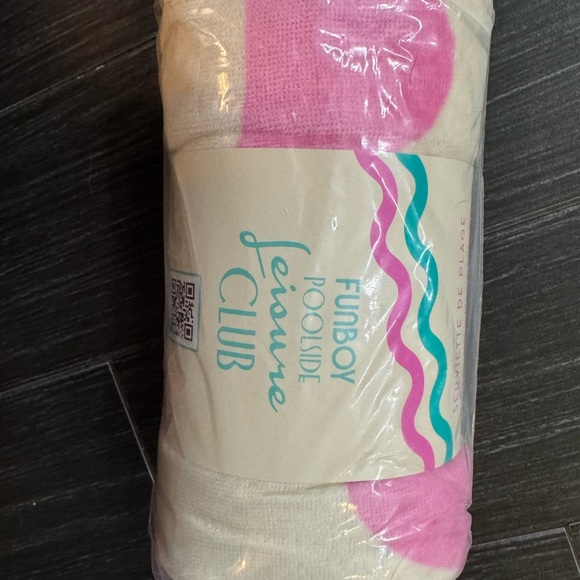 FUNBOY Pink and Cream Wave Towel - Picture 3 of 3